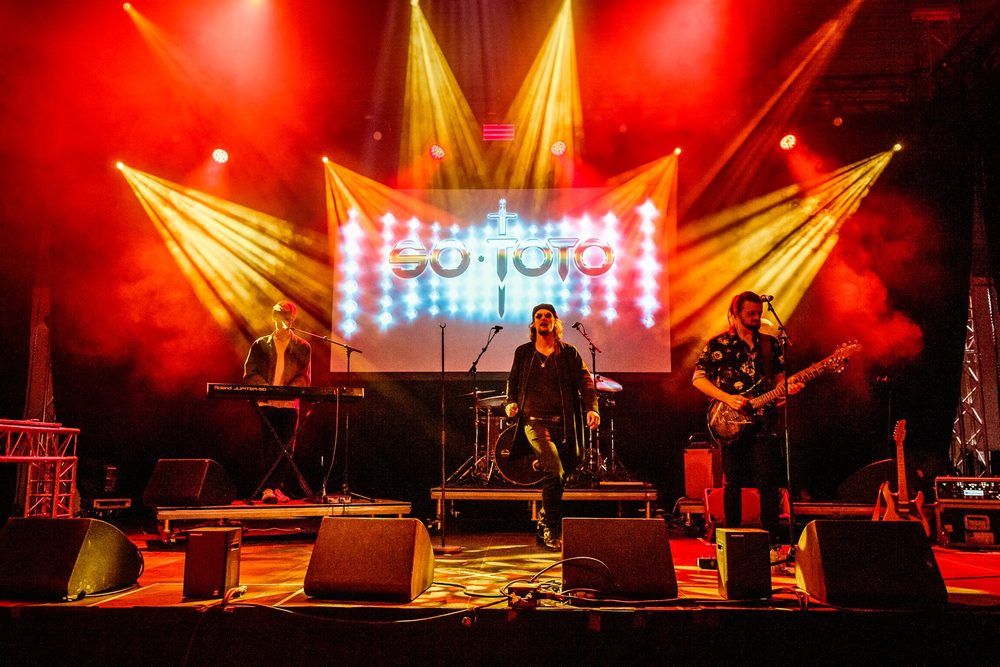 Freddie and the band on a festival stage